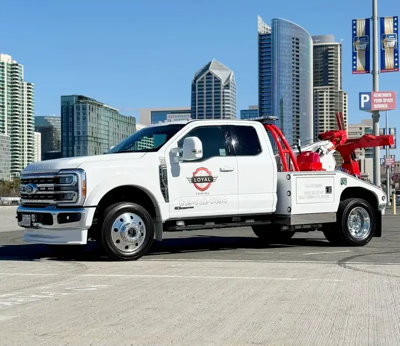 https://loyaltowingservices.com/wp-content/uploads/2025/01/Experts-in-Roadside-Assistance-1.webp